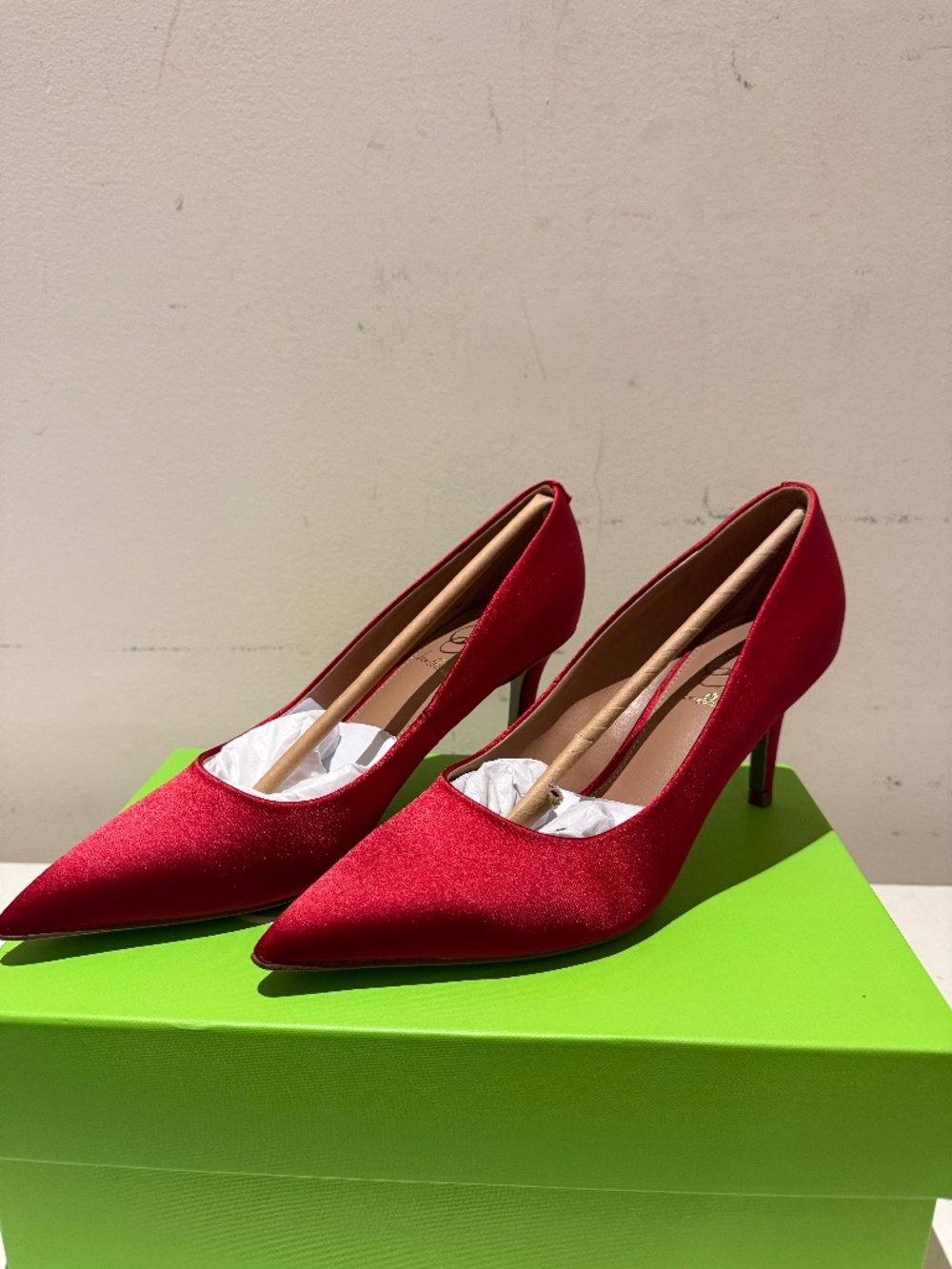 Elegant red pointed toe heels
